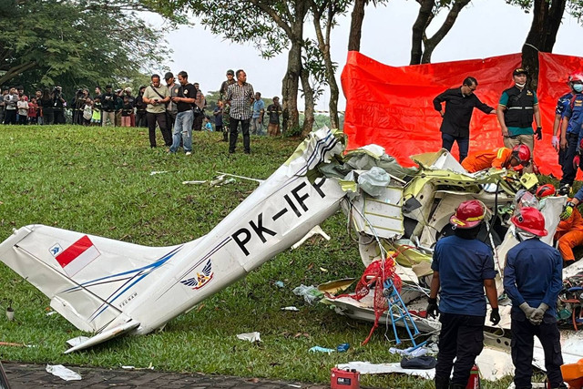 Evakuasi korban pesawat latih jenis TecnamP2006T dengan nomor pesawat PK-IFP yang jatuh di BSD, Tangerang Selatan, Minggu (19/5/2024). Foto: Reza Aditya Ramadhan/kumparan