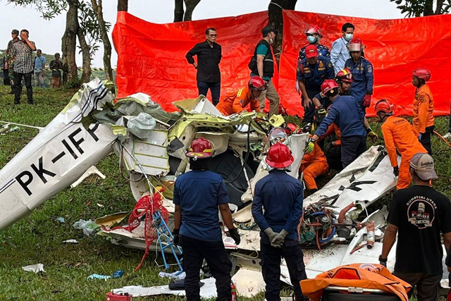 Evakuasi korban pesawat latih jenis Cessna dengan nomor pesawat PK-IFP yang jatuh di BSD, Tangerang Selatan, Minggu (19/5/2024). Foto: Reza Aditya Ramadhan/kumparan