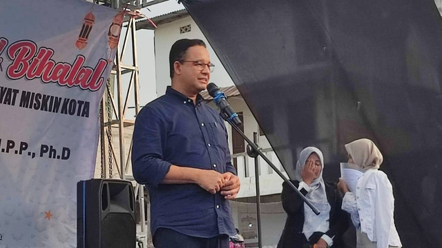 Anies Baswedan saat bertemu dengan Jaringan Rakyat Miskin Kota di Muara Baru, Penjaringan, Jakarta Utara, pada Minggu (19/5/2024). Foto: Rachmadi Rasyad/kumparan