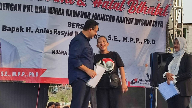 Anies Baswedan saat bertemu dengan Jaringan Rakyat Miskin Kota di Muara Baru, Penjaringan, Jakarta Utara, pada Minggu (19/5/2024). Foto: Rachmadi Rasyad/kumparan