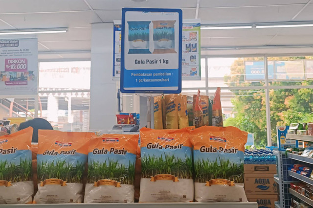 Harga gula di Indomaret Tanjung Barat Lama, Minggu (19/4/2024). Foto: Ave Airiza Gunanto/kumparan