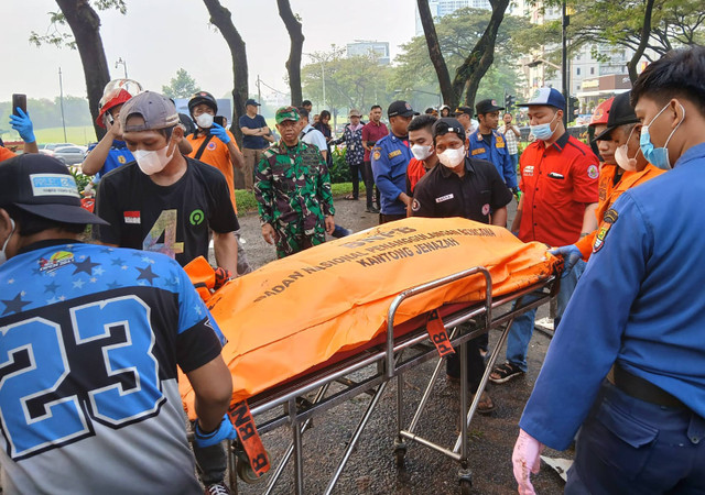 Petugas BPBD Kota Tangsel mengevakuasi jenazah korban pesawat jatuh di BSD Serpong, Tangerang Selatan, Banten, Minggu (18/5/2024). Foto: Rais Fauzan Azhar / ANTARA FOTO