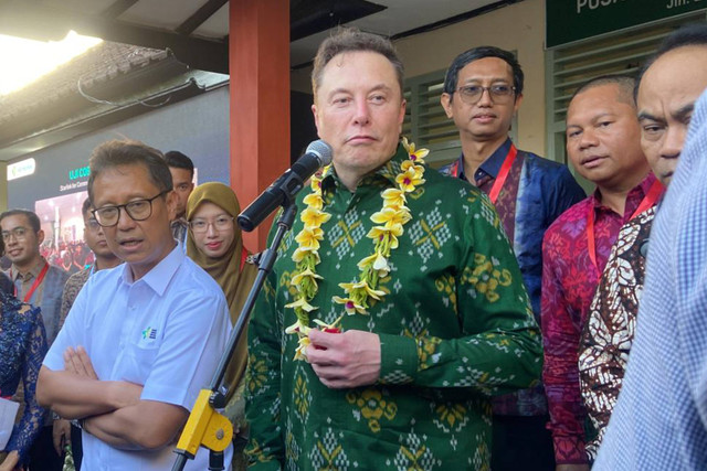 CEO Starlink Elon Musk, Menteri Kesehatan Budi Gunadi Sadikin, Menteri Kelautan dan Perikanan Sakti Wahyu Trenggono, dan Menteri Komunikasi dan Informatika Budi Arie Setiadi usai peluncuran Starlink di di Puskesmas Pembantu Sumerta Kelod, Bali (19/5) Foto: Denita BR Matondang/kumparan