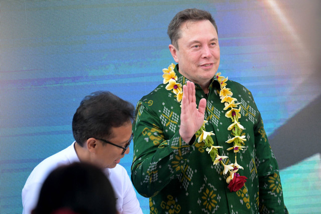 Elon Musk melambaikan tangan setelah menandatangani dokumen sebelum meresmikan unit satelit Starlink di pusat kesehatan masyarakat di Denpasar, Bali, Indonesia (19/5/2024). Foto: Sonny Tumbelaka/AFP