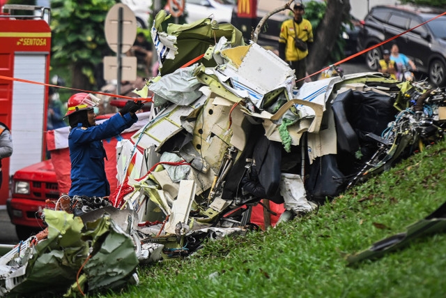 Sejumlah petugas gabungan mengevakuasi pesawat latih Cessna 2006 dengan nomor registrasi PK-IFP milik Indonesia Flying Club (Perkumpulan Penerbang Indonesia) di kawasan BSD, Tangerang Selatan, Banten, Minggu (19/5/2024). Foto: Sulthony Hassanuddin/ANTARA FOTO