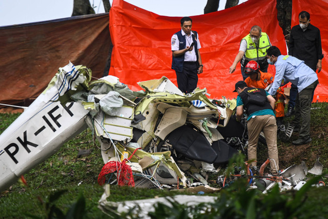 Sejumlah petugas gabungan mengevakuasi pesawat latih Cessna 2006 dengan nomor registrasi PK-IFP milik Indonesia Flying Club (Perkumpulan Penerbang Indonesia) di kawasan BSD, Tangerang Selatan, Banten, Minggu (19/5/2024). Foto: Sulthony Hassanuddin/ANTARA FOTO