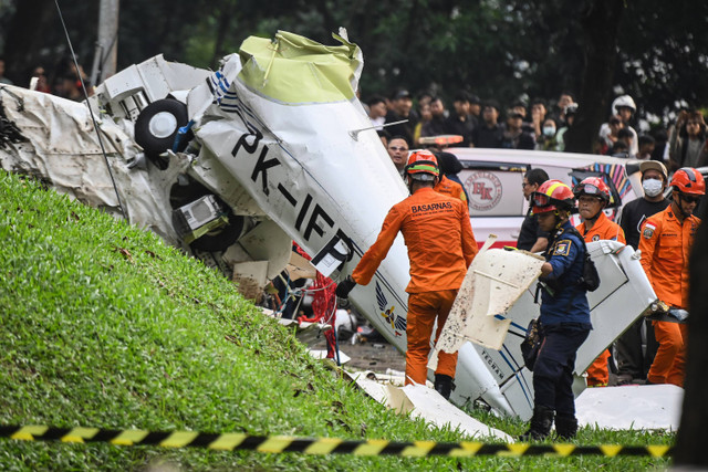 Sejumlah petugas gabungan mengevakuasi pesawat latih Cessna 2006 dengan nomor registrasi PK-IFP milik Indonesia Flying Club (Perkumpulan Penerbang Indonesia) di kawasan BSD, Tangerang Selatan, Banten, Minggu (19/5/2024). Foto: Sulthony Hassanuddin/ANTARA FOTO