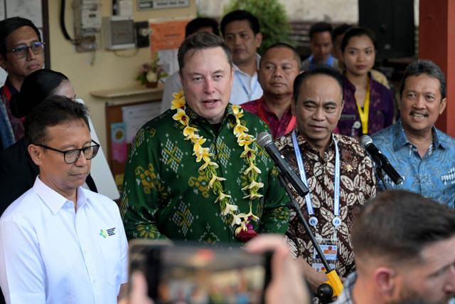 Elon Musk (kedua dari kiri) berbicara di samping Menteri Kesehatan Indonesia Budi Gunadi Sadikin (kiri) dalam konferensi pers yang diadakan untuk meresmikan unit satelit Starlink di pusat kesehatan masyarakat di Denpasar, Bali (19/5/2024). Foto: Sony Tumbelaka/AFP