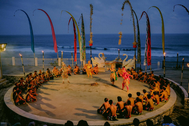 Ilustrasi Asal Usul Tari Kecak di Bali. Sumber: Unsplash.com/Gede Yoga