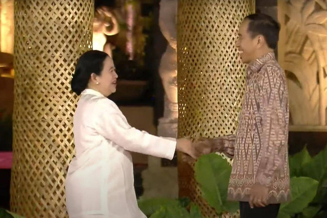 Puan Maharani bersalaman dengan Presiden Joko Widodo pada acara Gala Dinner KTT World Water Forum ke-10 di Bali, Minggu (19/5/2024). Foto: Dok. YouTube Sekretariat Presiden