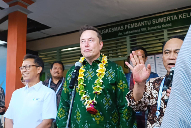 CEO dan Pendiri SpaceX sekaligus Tesla Inc, Elon Musk saat peresmian layanan Starlink di Puskesmas Pembantu, Desa Sumerta Kelod, Kota Denpasar, Bali, pada Minggu (19/5/2024). Foto: Denita BR Matondang/kumparan