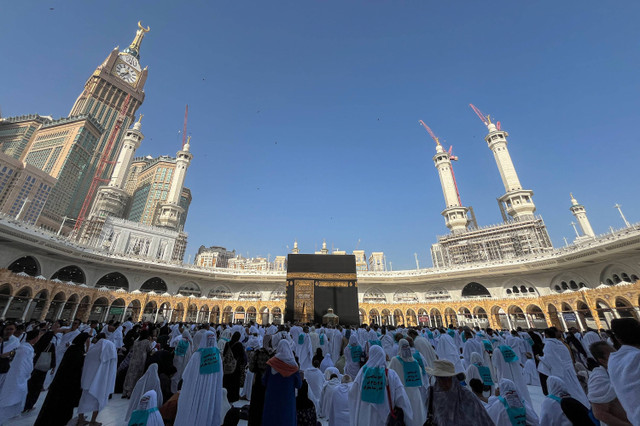 Sejumlah umat Islam menghadap ka'bah seusai melaksanakan tawaf di Masjidil Haram, Makkah, Arab Saudi, Senin (19/5/2024).  Foto: Sigid Kurniawan / ANTARA FOTO