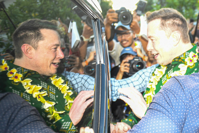 CEO Tesla Inc. sekaligus SpaceX Elon Musk berjalan usai peluncuran layanan internet berbasis satelit Starlink di Puskesmas Pembantu Sumerta Klod Denpasar, Bali, Minggu (19/5/2024). Foto: Muhammad Adimaja/ANTARA FOTO