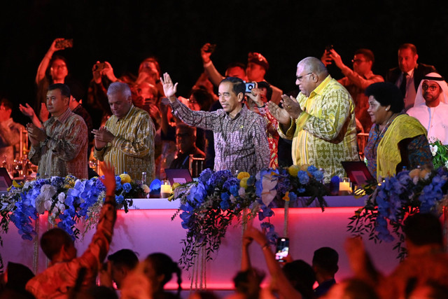 Presiden Joko Widodo bersama Presiden Fiji Wiliame Maivalili Katonivere dan Pendamping Filomena Kumete Katonivere, Presiden Sri Lanka Ranil Wickremesinghe, Perdana Menteri Tajikistan Qohir Rasulzoda menghadiri Welcoming Dinner World Water Forum ke-10 Foto: Fikri Yusuf/ANTARA FOTO