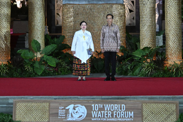 Presiden Joko Widodo (kanan) bersama Perwakilan Presiden IPU (Inter-Parliementary Union) Puan Maharani (kiri) sebelum Welcoming Dinner World Water Forum ke-10 2024 di Taman Budaya Garuda Wisnu Kencana (GWK), Badung, Bali, Minggu (19/5/2024). Foto: Nova Wahyudi/Media Center World Water Forum 2024/ANTARA