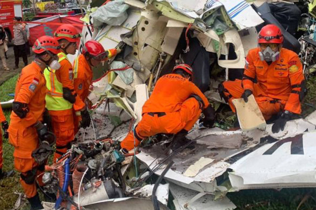 Proses dramatis evakuasi satu korban terjepit di badan pesawat yang jatuh di lapangan Sunburst BSD Tangsel.  Foto: Dok. Basarnas Special Group