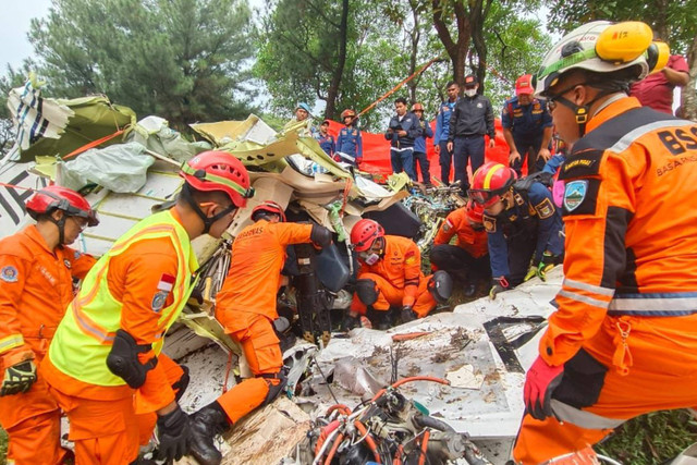 Proses dramatis evakuasi satu korban terjepit di badan pesawat yang jatuh di lapangan Sunburst BSD Tangsel.  Foto: Dok. Basarnas Special Group