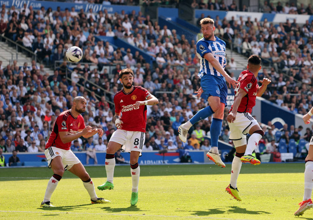 Adam Webster dari Brighton & Hove Albion menyundul bola ke gawang  Manchester United. Foto: David Klein/ REUTERS