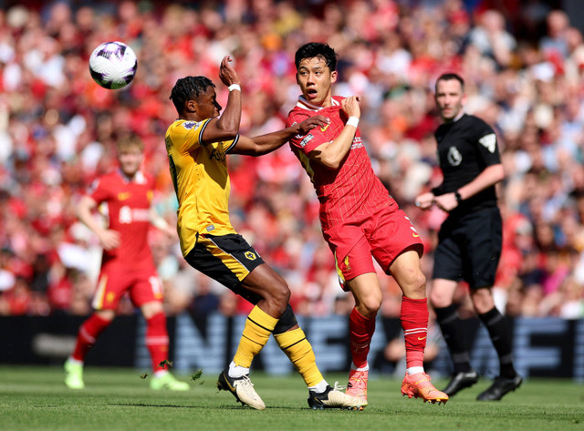 Wataru Endo dari Liverpool beraksi bersama Jean-Ricner Bellegarde dari Wolverhampton Wanderers. Foto: PHIL NOBLE/REUTERS