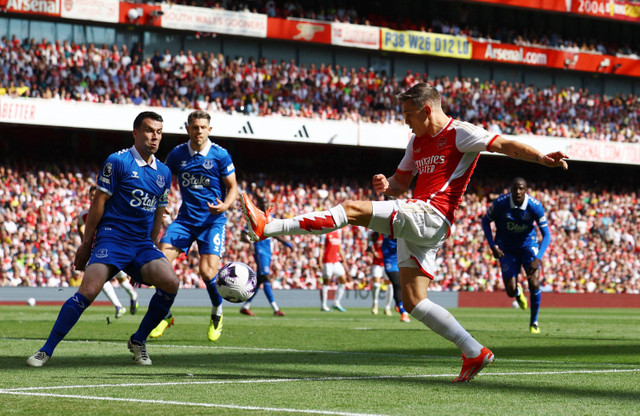 Leandro Trossard dari Arsenal beraksi dengan Seamus Coleman Action Images dari Everton. Foto: Paul Childs/REUTERS