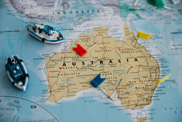 Ilustrasi Peta Australia. Senin, 20 Mei 2024. Foto dari Lara Jameson (Pexels) : https://www.pexels.com/photo/toy-ships-and-flags-on-australia-map-8828443/