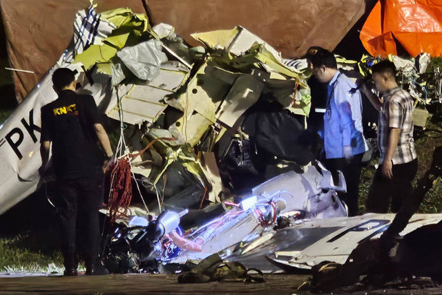 Serpihan pesawat jenis TecnamP2006T, yang dimiliki Indonesia Flying Club dengan nomor lambung pesawat PK-IFP yang jatuh di Lapangan Sunburst, Kecamatan Serpong, Kota Tangerang Selatan, dievakuasi. Foto: Dok. kumparan