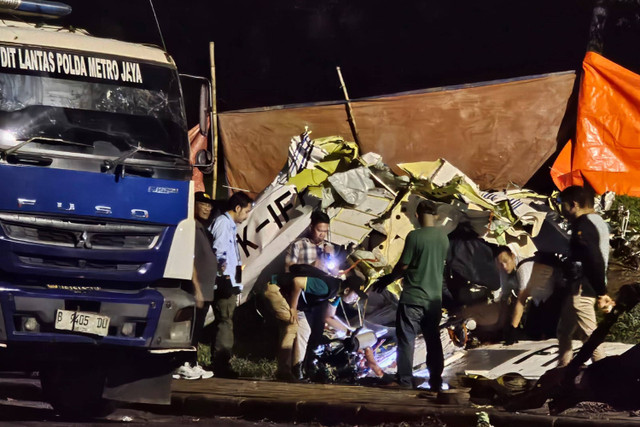 Serpihan pesawat jenis TecnamP2006T, yang dimiliki Indonesia Flying Club nomor lambung pesawat PK-IFP yang jatuh di Lapangan Sunburst, Kecamatan Serpong, Kota Tangerang Selatan, dievakuasi. Foto: Dok. kumparan