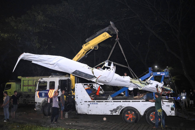 Sejumlah petugas gabungan mengangkut bangkai pesawat latih TecnamP2006T dengan nomor registrasi PK-IFP ke atas truk di kawasan BSD, Tangerang Selatan, Banten, Minggu (19/5/2024). Foto: Sulthony Hasanuddin/ ANTARA FOTO