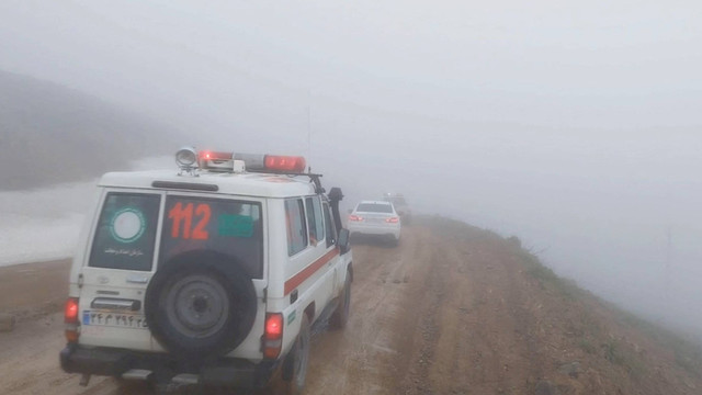 Tim penyelamat berkumpul sebelum berangkat menuju lokasi yang diduga tempat kecelakaan helikopter yang membawa Presiden Iran Ebrahim Raisi di Varzaqan, Provinsi Azerbaijan Timur, Iran, Minggu (19/5/2024). Foto: Iranian Red Crescent Society/via REUTERS