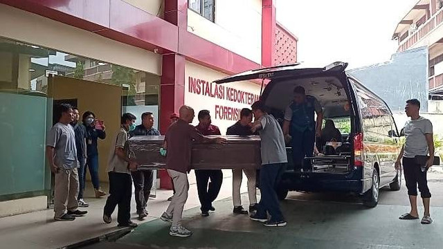 Jenazah korban kecelakaan pesawat latih saat dibawa dari RS Polri Kramat Jati, Jakarta, Senin (20/5/2024). Foto: Rachmadi Rasyad/kumparan