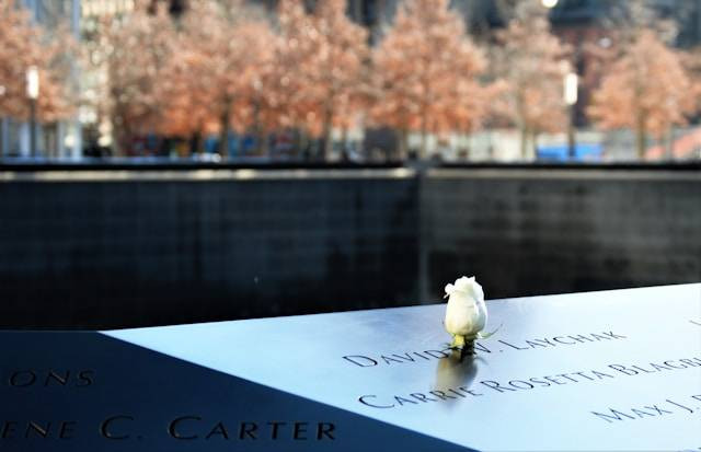 Sejarah Monumen 9/11 Memorial. Foto hanya ilustrasi bukan tempat sebenarnya. Sumber foto: Unsplash.com/Iago Godoy