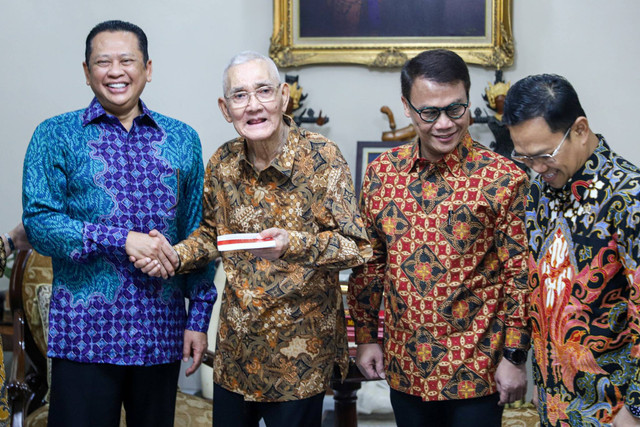 Ketua MPR, Bambang Soesatyo bersama Pimpinan MPR lainnya silaturahmi ke kediaman Wakil Presiden ke-6, Try Sutrisno di Jakarta, Senin (20/5/2024). Foto: Iqbal Firdaus/kumparan