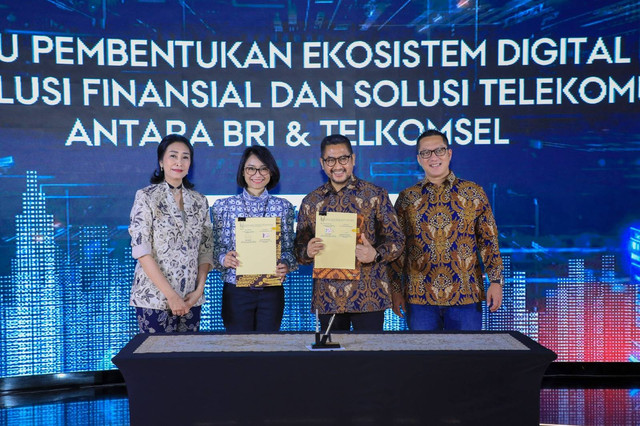 Penandatanganan Nota Kesepahaman antara BRI dengan Telkomsel di Transformation Center Gedung BRI 1, Jakarta, Selasa (14/05). Foto: Dok. BRI