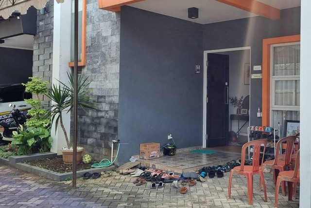 Kondisi rumah duka Almarhum Farid yang menjadi salah satu korban pesawat jatuh di Tangerang. Foto: kumparan