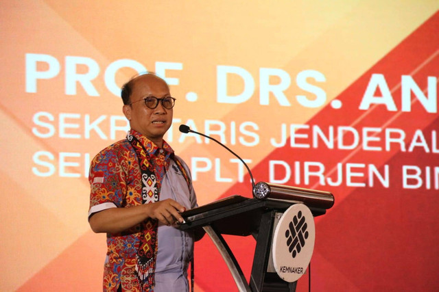 Sekjen Kemnaker Anwar Sanusi saat membuka Kompetisi Keterampilan Instruktur Nasional (KKIN) IX Regional Tengah I, di Balai Besar Vokasi dan Produktivitas (BPVP) Samarinda, Kalimantan Timur. Foto: Kemnaker RI