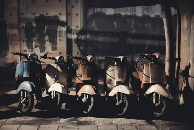 Bengkel Vespa di Bandung. Foto hanyalah ilustrasi bukan tempat sebenarnya. Sumber: Unsplash/Teng Yuhong