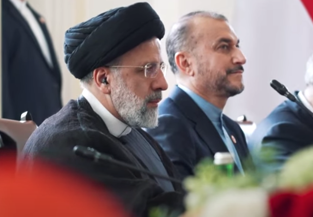 Presiden Iran Ebrahim Raisi (kiri) dan Menlu Iran  Hossein Amir-Abdollahian saat berkunjung ke Istana Bogor, 23 Mei 2023. Mereka menjadi korban tewas kecelakaan helikopter di Iran, Minggu (19/5/2024). Foto: Dok YouTube Setpres