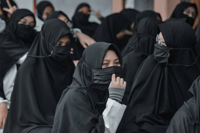 Santri pondok pesantren tengah mengikuti kegiatan pendidikan. Sumber foto: Muhammad Adil/Unsplash