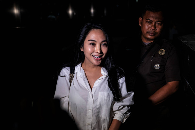 Penyanyi Nayunda Nabila berjalan keluar usai menjalani pemeriksaan sebagai saksi di Gedung Merah Putih KPK, Jakarta, Senin (13/5/2024). Foto: Bayu Pratama S/ANTARA FOTO