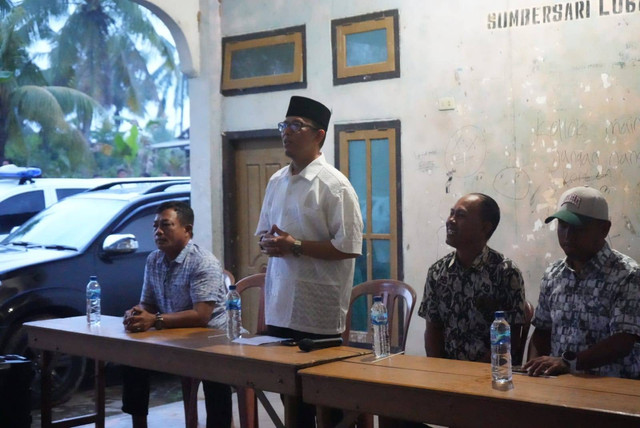 Pj OKU saat menyerahkan bantuan ke warga Talang bali Dusun VI Sumber Sari Desa Lubuk Rukam, Foto : Istimewa