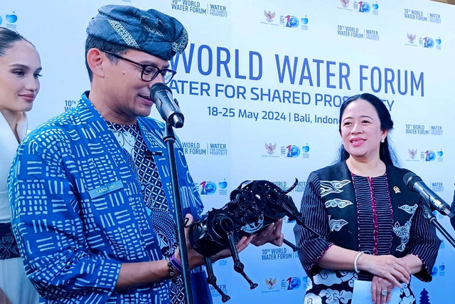 Menparekraf Sandiaga Uno memberikan hadiah sebuah patung banteng warna hitam kepada Ketua DPR Puan Maharani saat World Water Forum ke-10 di Nusa Dua, Kabupaten Badung, Bali, Senin (20/5/2024). Foto: Denita BR Matondang/kumparan