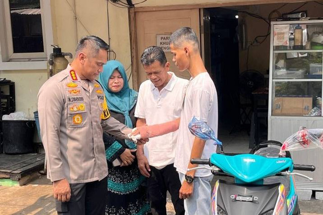 Polisi menghadiahi satu unit sepeda motor bagi calon siswa (casis) Bintara Polri bernama Satrio (18) yang dibegal di Jalan Arjuna, Sukabumi Utara, Kebon Jeruk, Jakarta Barat, pada Sabtu (11/5/2024) lalu. Foto: Risky Syukur/Antara