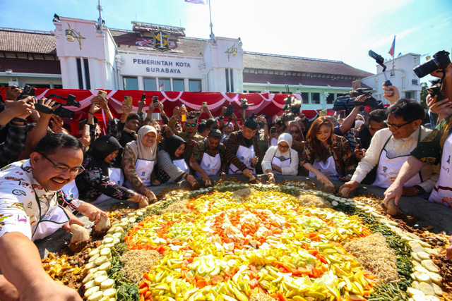 Festival Rujak Uleg 2024 dalam rangka Hari Jadi Kota Surabaya (HJKS) ke-731 di halaman Balai Kota Surabaya, Minggu (19/5/2024). Foto: Dok. Istimewa