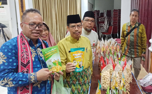 Kepala Fungsi Ekonomi Konsulat Jenderal RI di Kuching, Serawak Malaysia saat berkunjung ke Mempawah. Foto: M. Zain/Hi!Pontianak