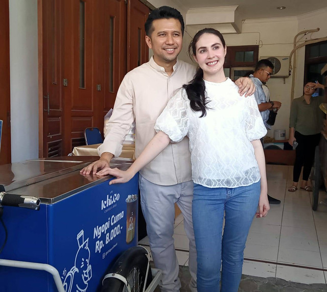 Emil Dardak bersama sang istri, Arumi Bachsin. Foto: Masruroh/Basra