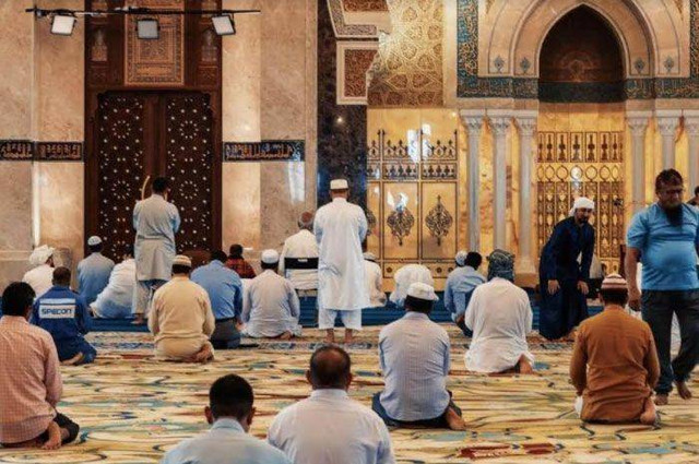 Ilustrasi jemaah sedang salat di masjid. Foto: Pixabay