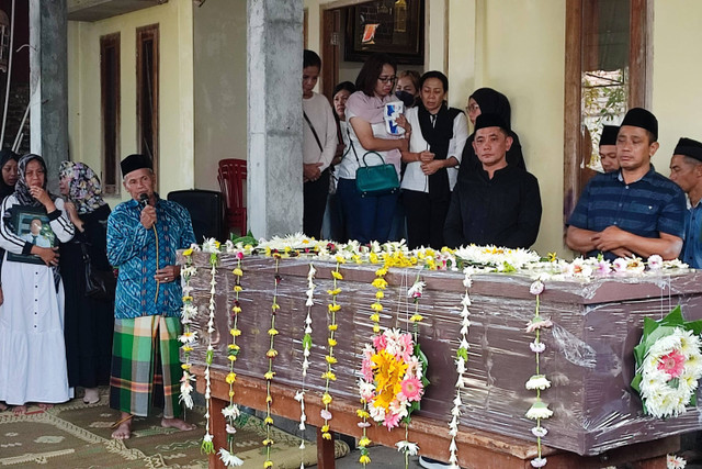 Jenazah Pulu Darmawan pilot pesawat Tecnam P2006T yang jatuh di BSD, tiba di rumah duka di Semarang. Foto: Dok. Istimewa