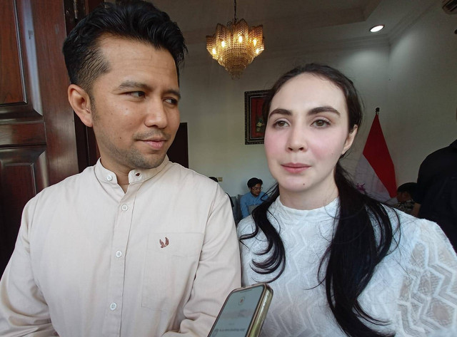 Emil Dardak bersama sang istri, Arumi Bachsin. Foto: Masruroh/Basra