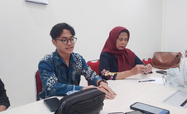 Ketua BEM UNY, Farras Raihan, saat melapor ke Perwakilan ORI DIY. Foto: Resti Damayanti/Pandangan Jogja