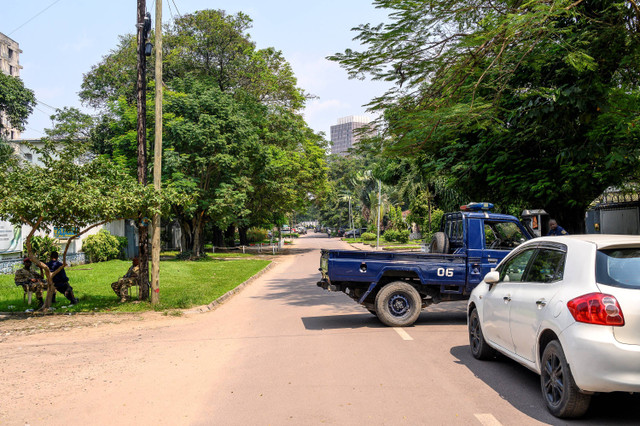 Pengawal Republik Kongo dan polisi memblokir jalan di sekitar lokasi percobaan kudeta di Gombe, Kinshasa, Kongo, Minggu (19/5/2024). Foto: Arsene Mpiana / AFP